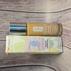 Clinique Beyond Perfecting Foundation + Concealer WN 12 Meringue**
